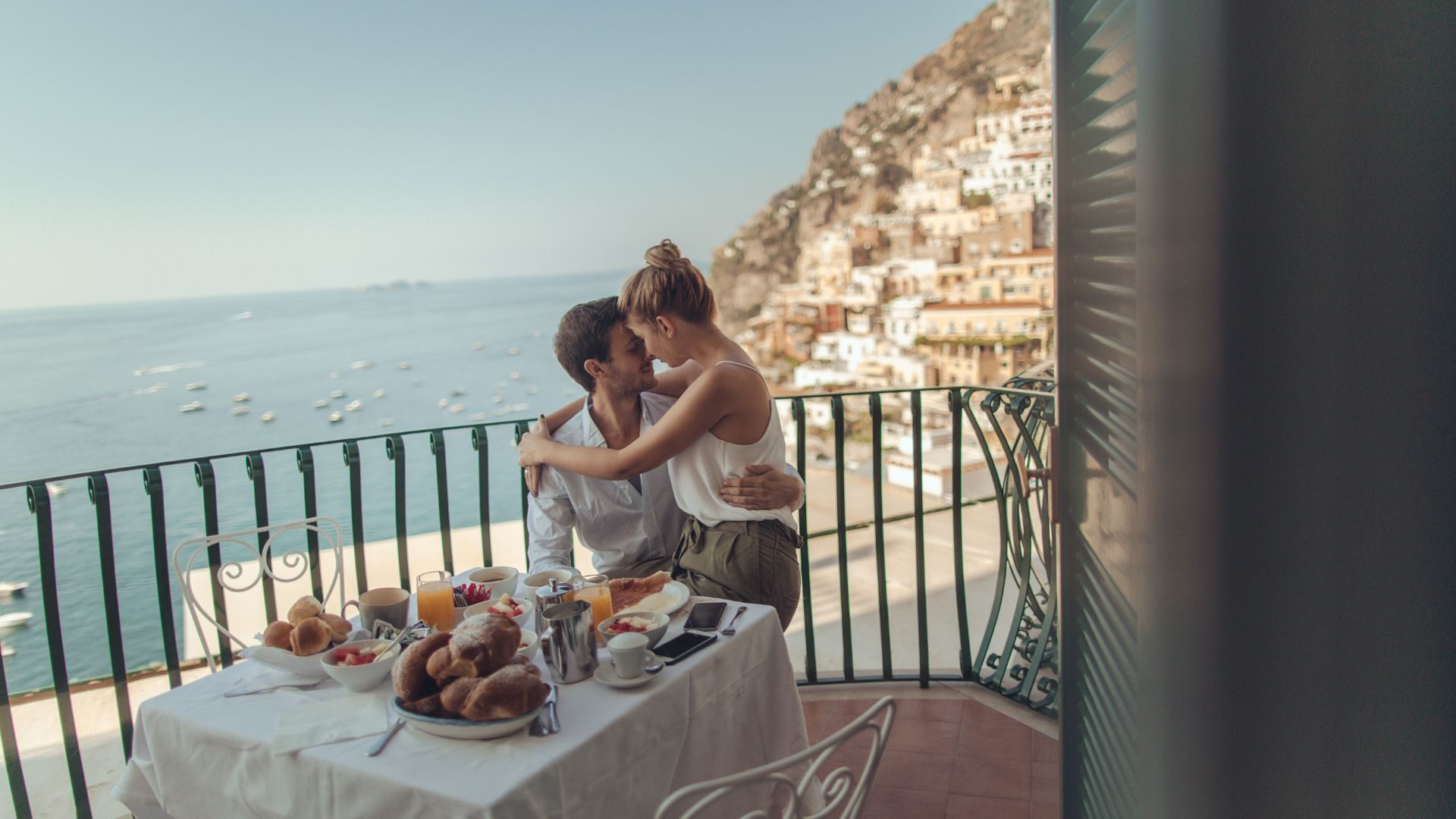 Couple at breakfast overlooking Positano